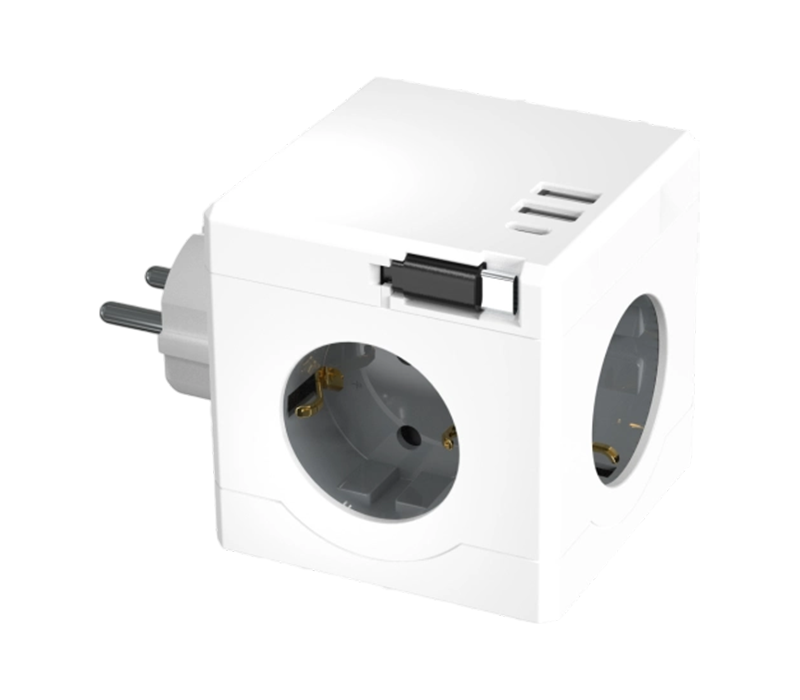 Dải nguồn hình khối plug-in E15-D với 3 ổ cắm kiểu Châu Âu, 2 cổng USB-A và 1 cổng USB-C, có cáp sạc có thể thu vào